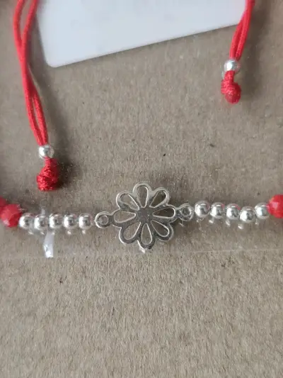 Pulsera de hilo rojo con dije de flor de plata - miniatura 1