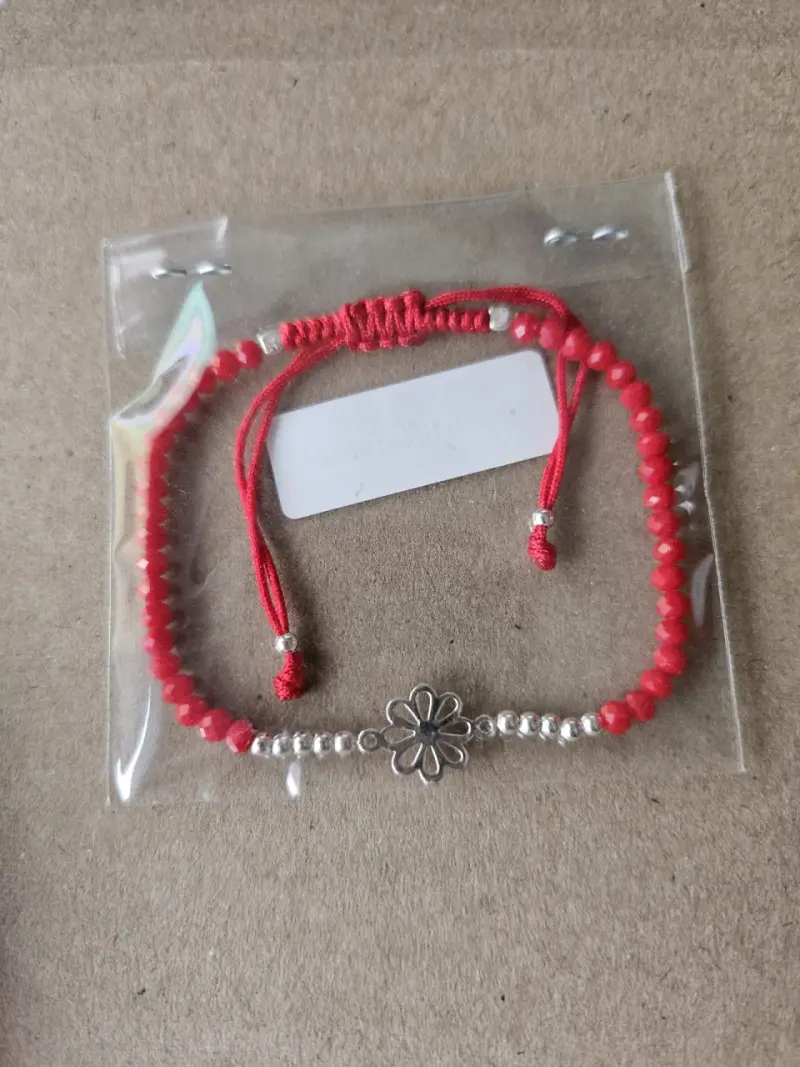 Pulsera de hilo rojo con dije de flor de plata - 2