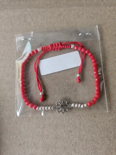 Pulsera de hilo rojo con dije de flor de plata - miniatura 2