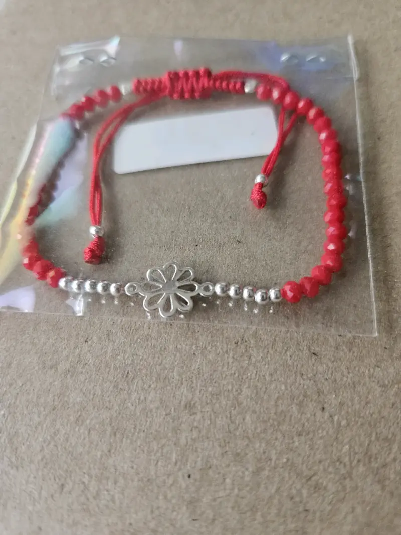 Pulsera de hilo rojo con dije de flor de plata - 3