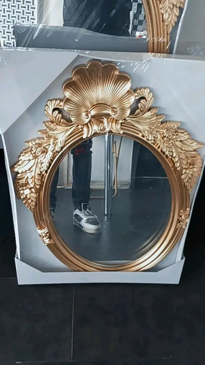 Espejo decorativo redondo dorado con marco ornamental