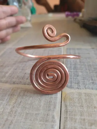 Brazalete de cobre en espiral artesanal - miniatura 1