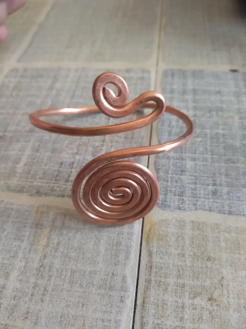 Brazalete de cobre en espiral artesanal - 2