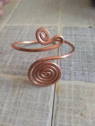 Brazalete de cobre en espiral artesanal - miniatura 2