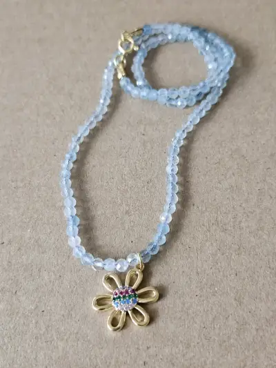 Collar de cuentas azules con flor enchapada en oro - miniatura 1