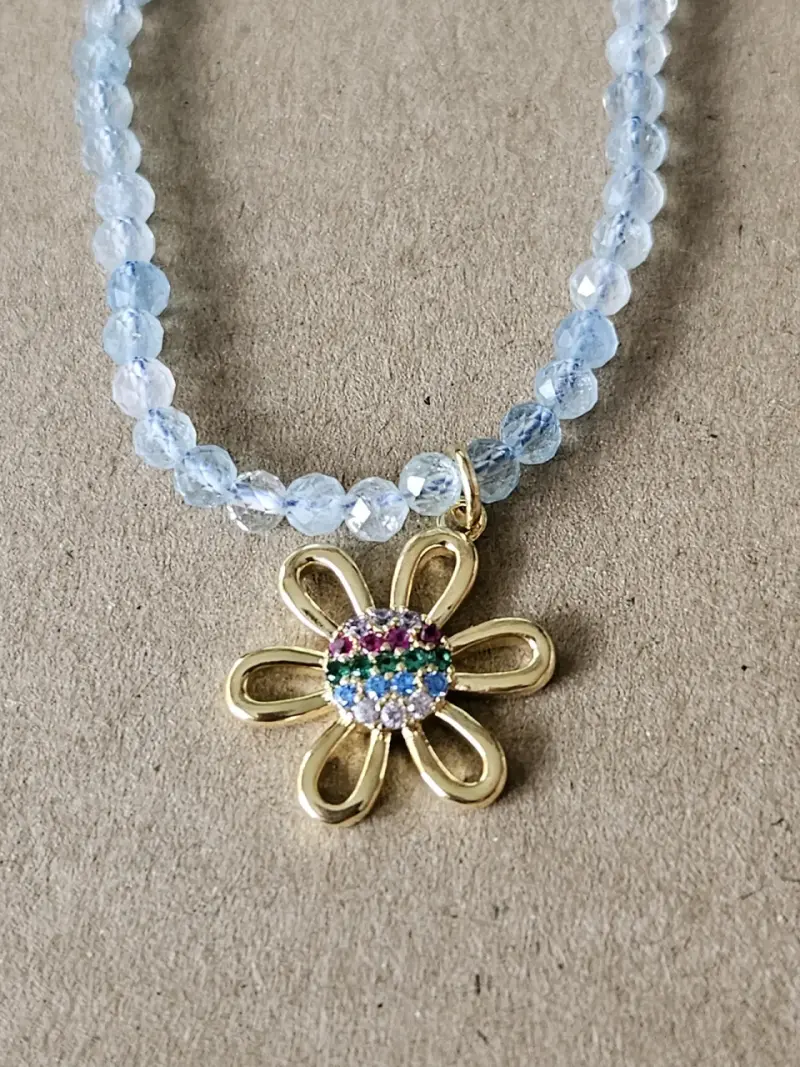 Collar de cuentas azules con flor enchapada en oro - 2