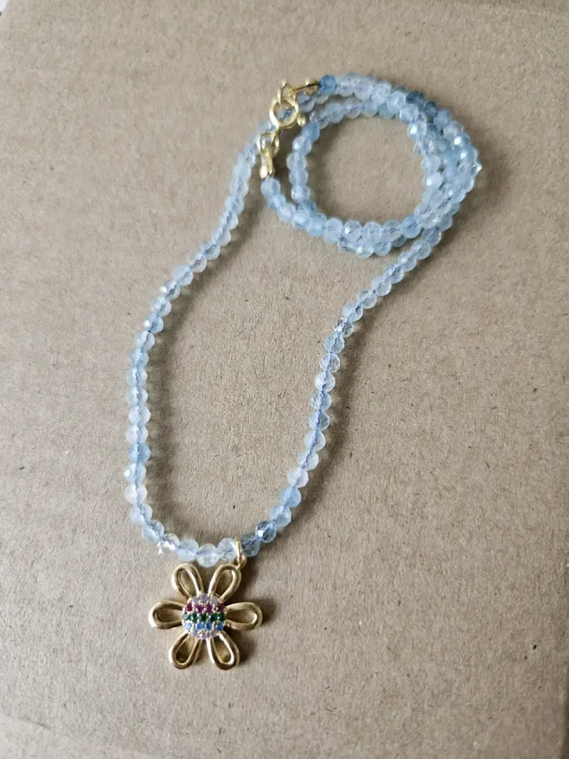 Collar de cuentas azules con flor enchapada en oro - 3