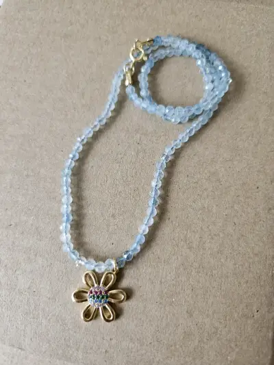 Collar de cuentas azules con flor enchapada en oro - miniatura 3