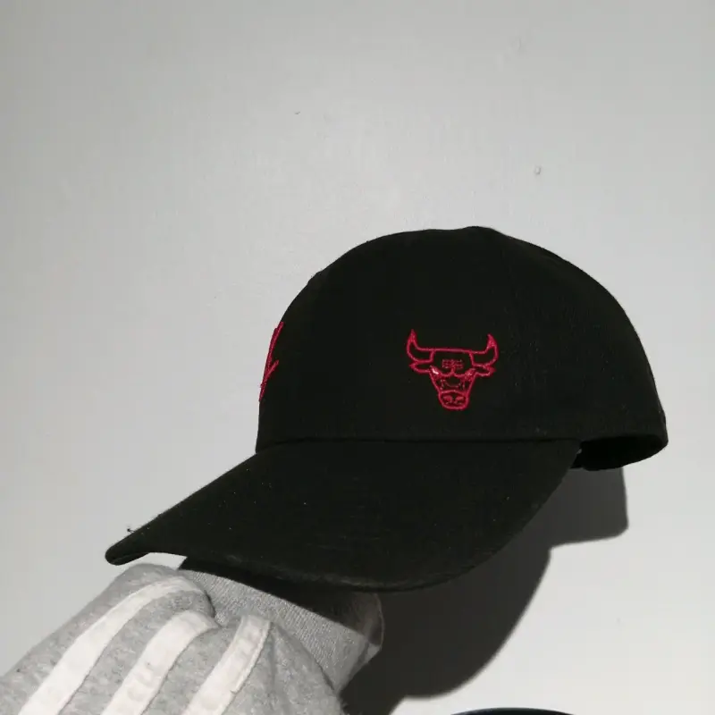 Gorra negra con logo de toro rojo - 1
