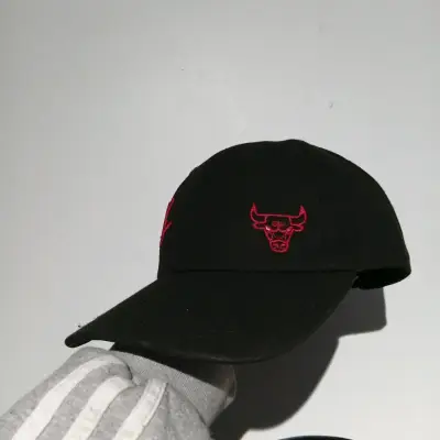 Gorra negra con logo de toro rojo - miniatura 1