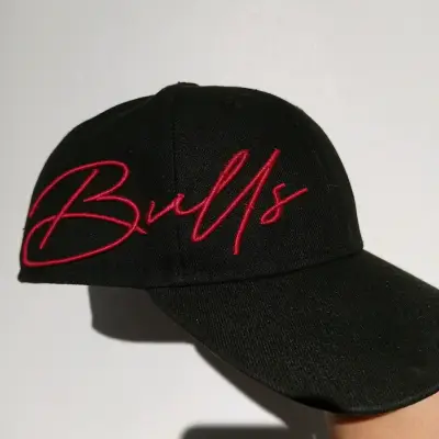Gorra negra con logo de toro rojo - miniatura 2