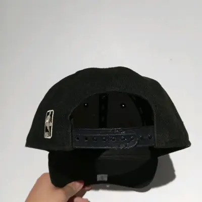 Gorra negra con logo de toro rojo - miniatura 3
