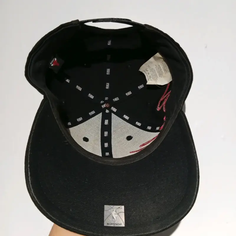 Gorra negra con logo de toro rojo - 4