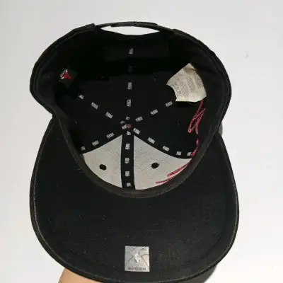 Gorra negra con logo de toro rojo - miniatura 4