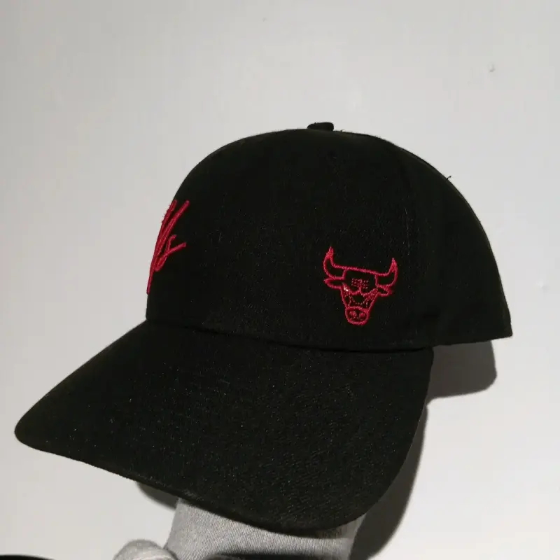 Gorra negra con logo de toro rojo - 5
