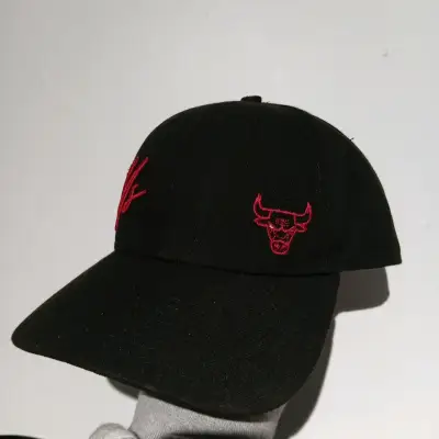 Gorra negra con logo de toro rojo - miniatura 5