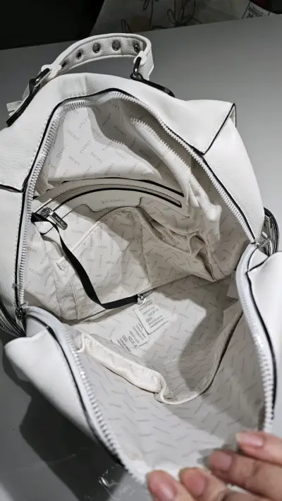 Mochila blanca Secret con diseño elegante - miniatura 4