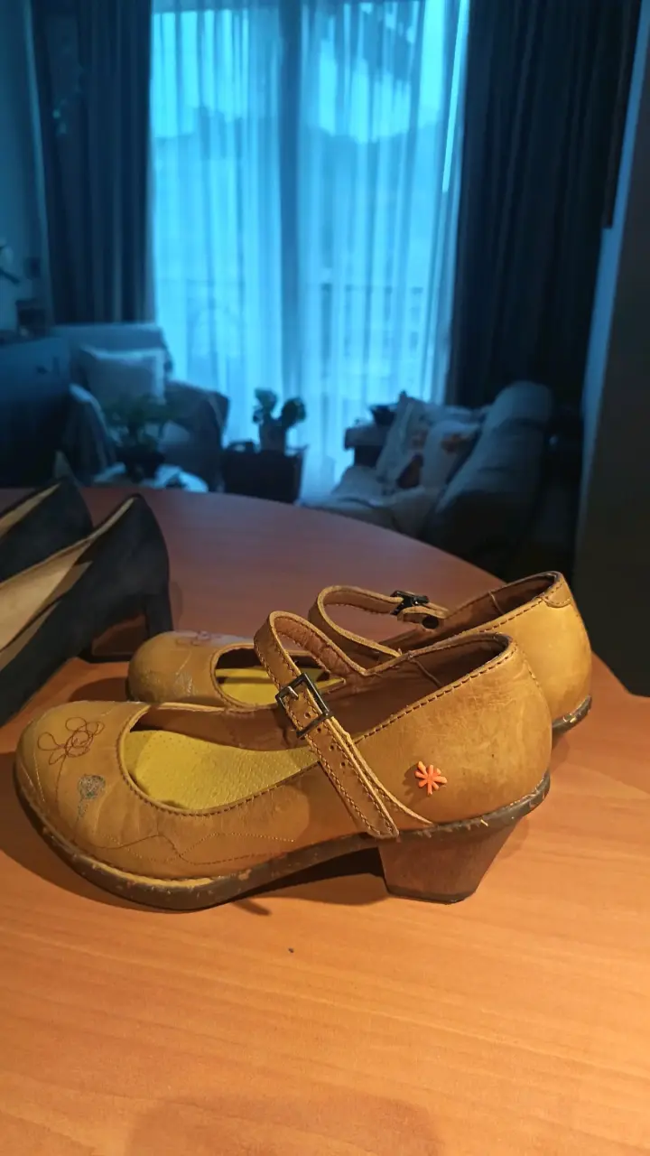 Zapatos de cuero marrón con tacón bajo y diseño floral - 1