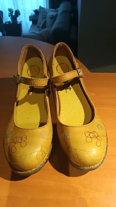 Zapatos de cuero marrón con tacón bajo y diseño floral - miniatura 2
