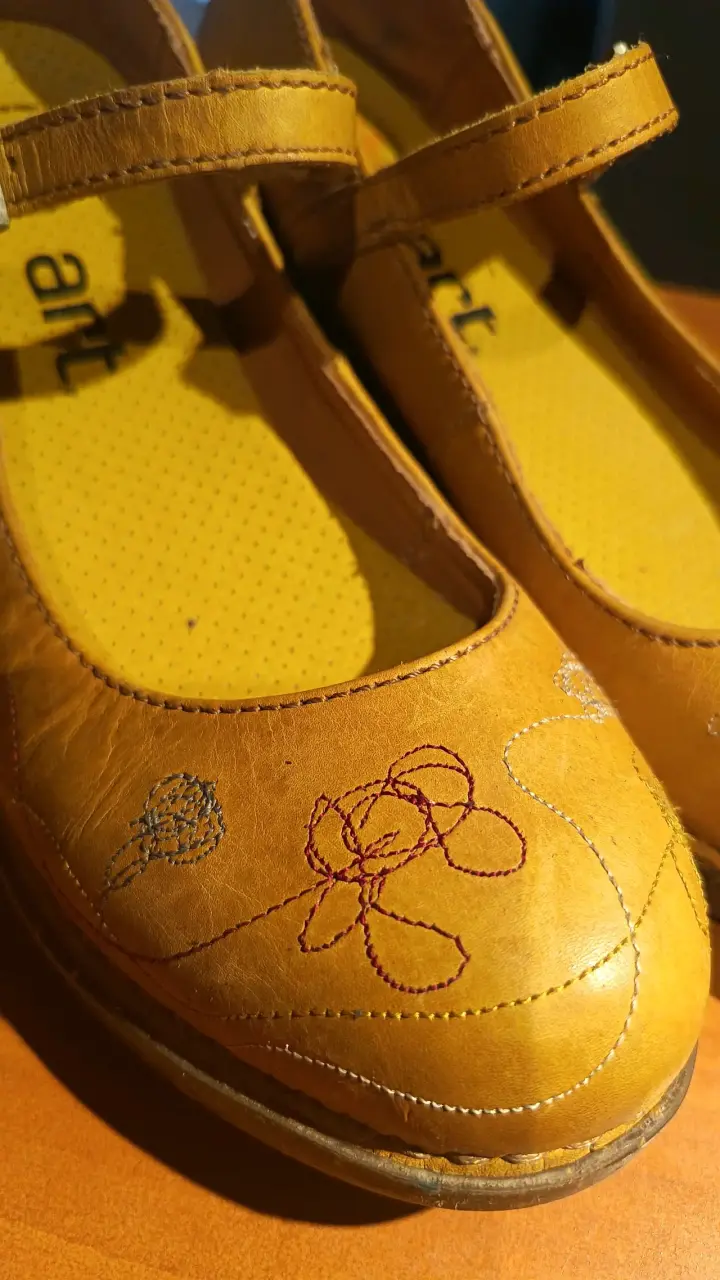 Zapatos de cuero marrón con tacón bajo y diseño floral - 3