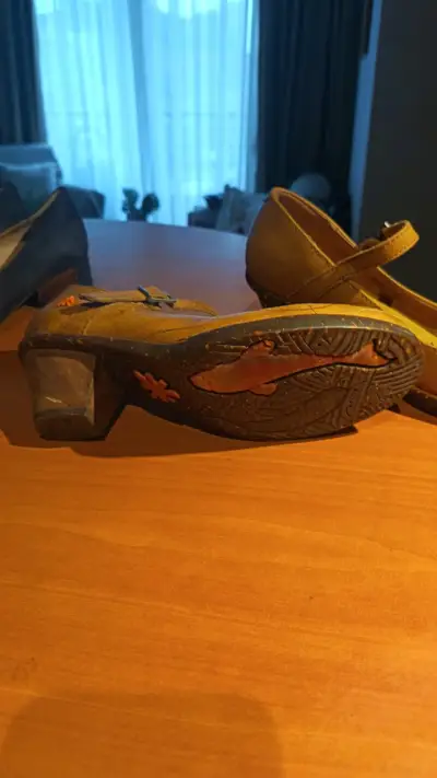 Zapatos de cuero marrón con tacón bajo y diseño floral - miniatura 4