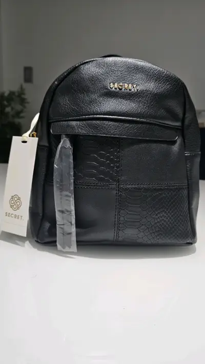Mochila negra de cuero Secret con diseño elegante - miniatura 1