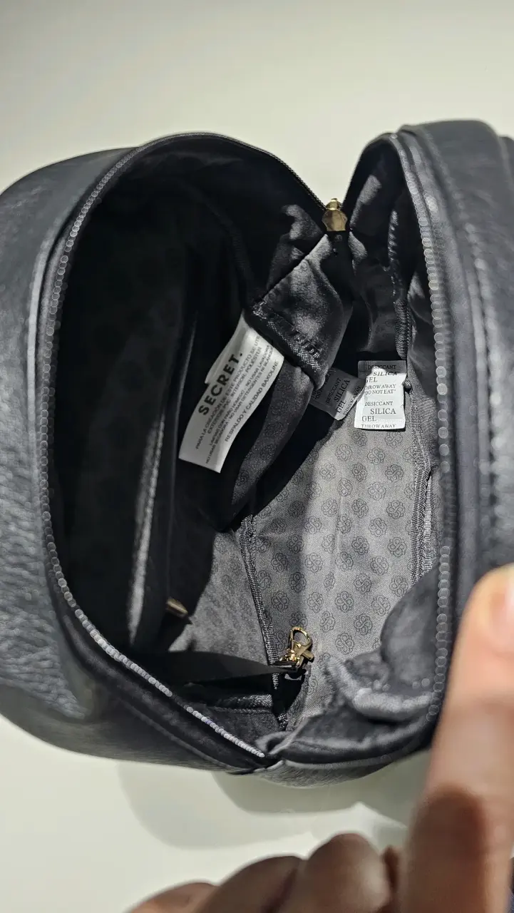 Mochila negra de cuero Secret con diseño elegante - 2