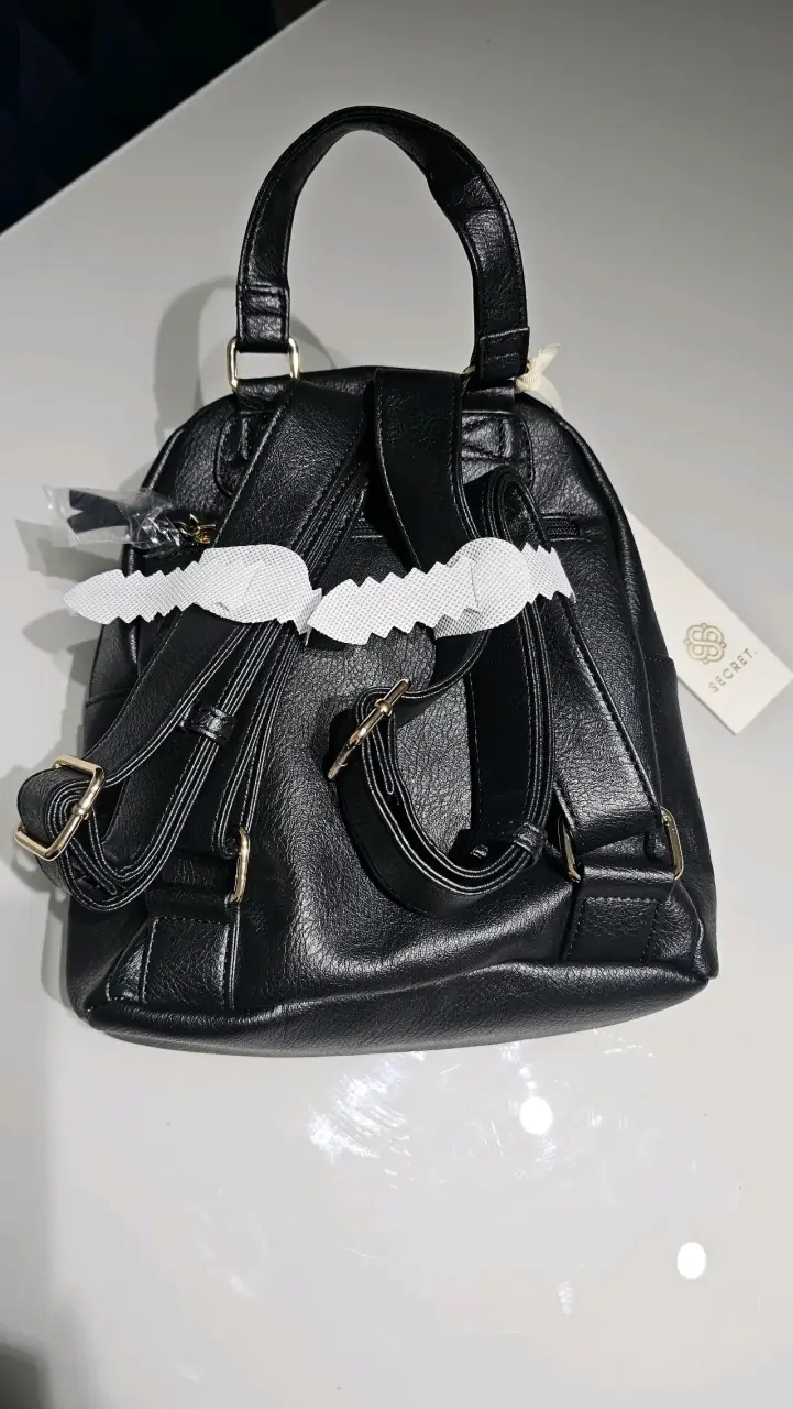 Mochila negra de cuero Secret con diseño elegante - 3