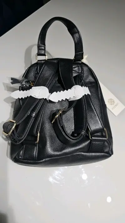 Mochila negra de cuero Secret con diseño elegante - miniatura 3
