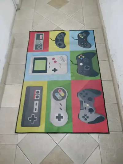 Alfombra decorativa con diseño de controles de videojuegos - miniatura 1