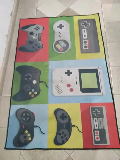 Alfombra decorativa con diseño de controles de videojuegos - miniatura 2