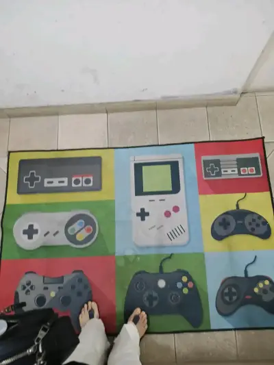 Alfombra decorativa con diseño de controles de videojuegos - miniatura 4