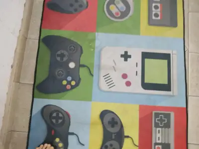 Alfombra decorativa con diseño de controles de videojuegos - miniatura 5