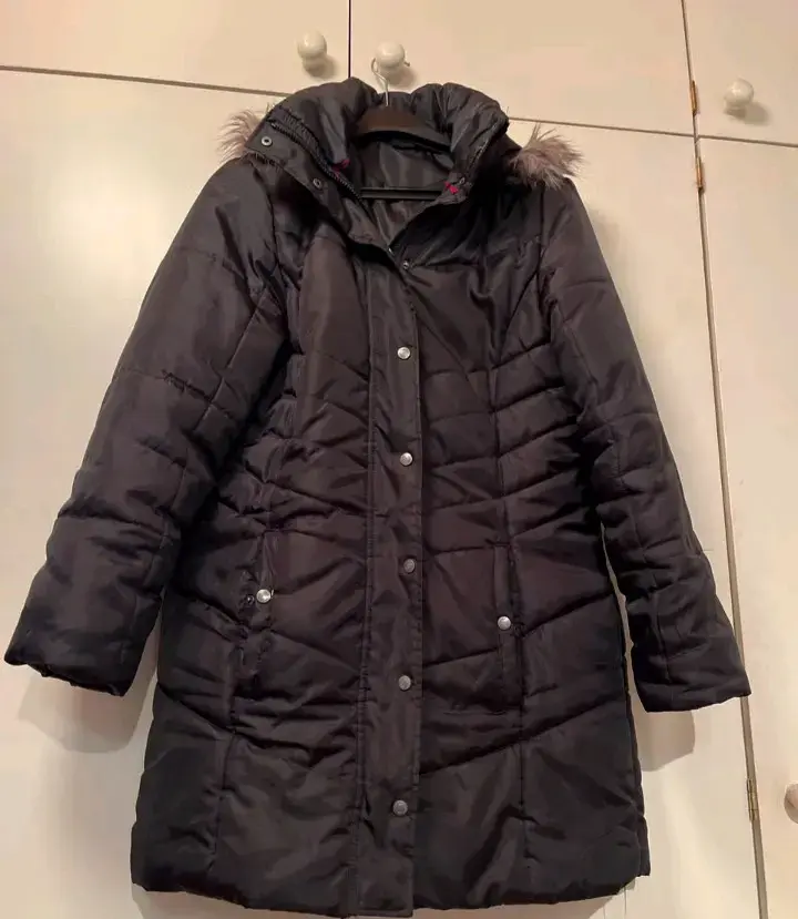 Abrigo de invierno negro con capucha de piel sintética - 1