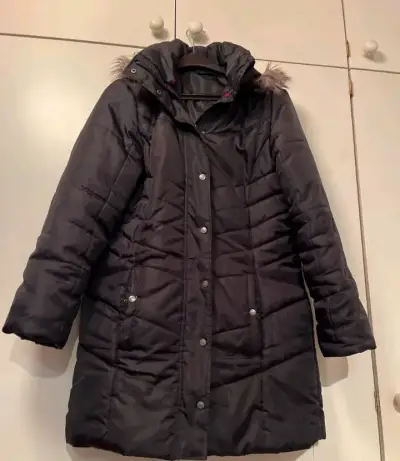 Abrigo de invierno negro con capucha de piel sintética - miniatura 1
