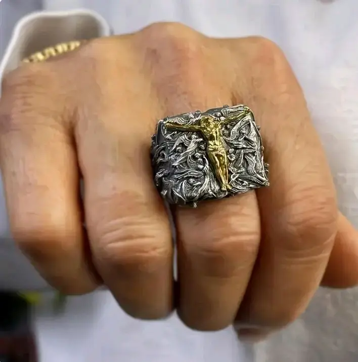 Anillo de Hombre con Diseño de Cristo en Plata y Oro