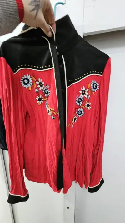 Camisa  vaquera roja con flecos y bordados - miniatura 1