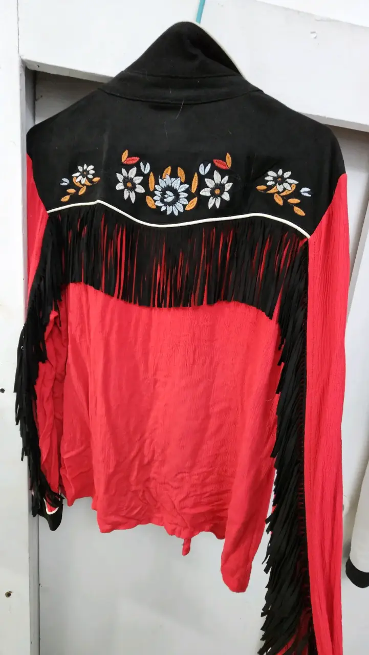 Camisa  vaquera roja con flecos y bordados - 2