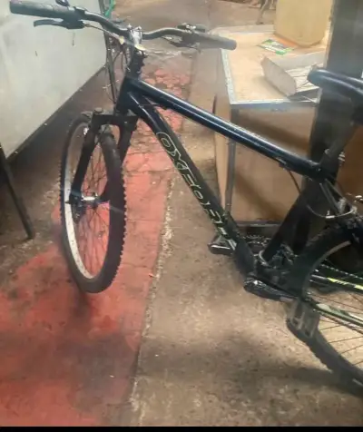 Bicicleta Oxford de montaña negra en buen estado - miniatura 1