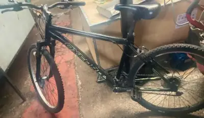 Bicicleta Oxford de montaña negra en buen estado - miniatura 2