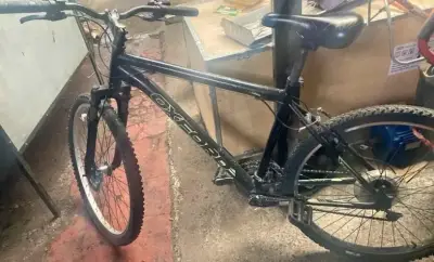 Bicicleta Oxford de montaña negra en buen estado - miniatura 3