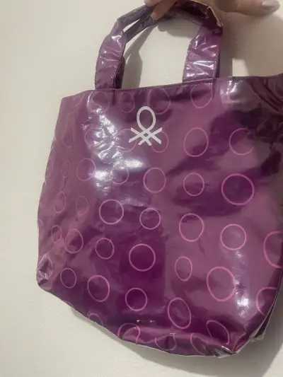 Bolso de mano impermeable con diseño de círculos - miniatura 2