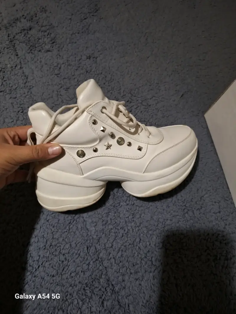 Zapatillas blancas con plataforma y detalles metálicos