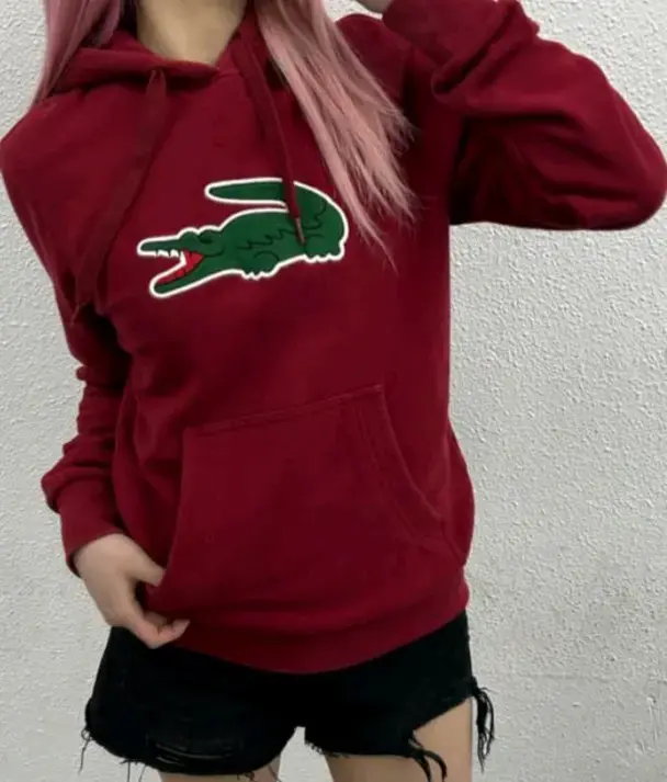 Polerón burdeos con logo de cocodrilo