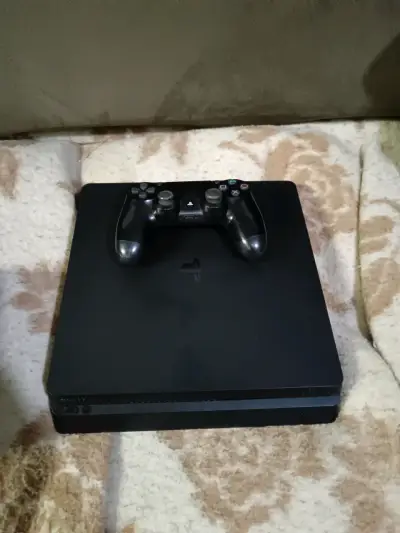Consola PS4 con juegos Resident Evil, Watch Dogs 2 y Payday 2 - miniatura 5