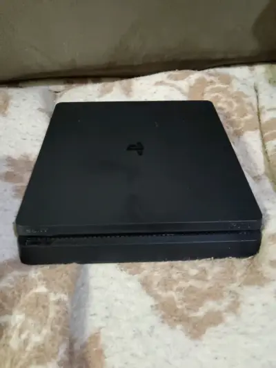 Consola PS4 con juegos Resident Evil, Watch Dogs 2 y Payday 2 - miniatura 6