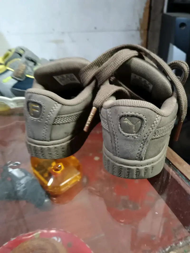 Zapatillas infantiles Puma color café talla 25. - 3