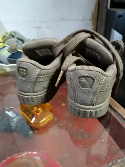 Zapatillas infantiles Puma color café talla 25. - miniatura 3