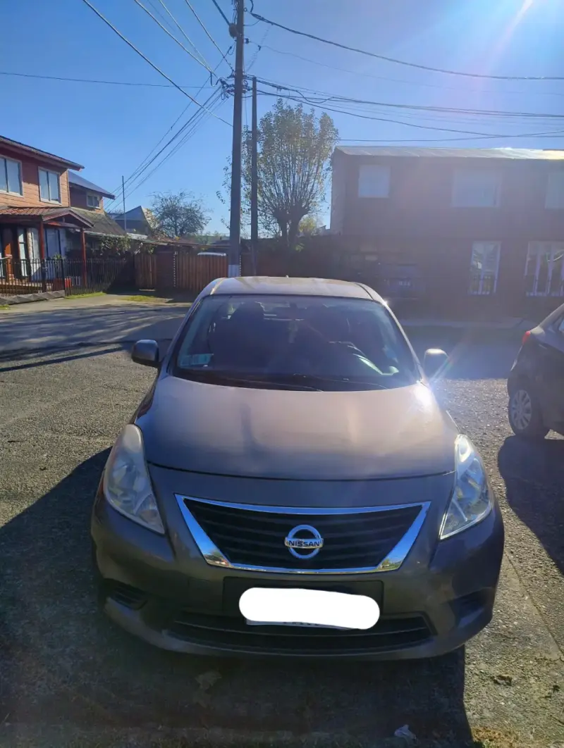 Auto Nissan Versa en buen estado - 1