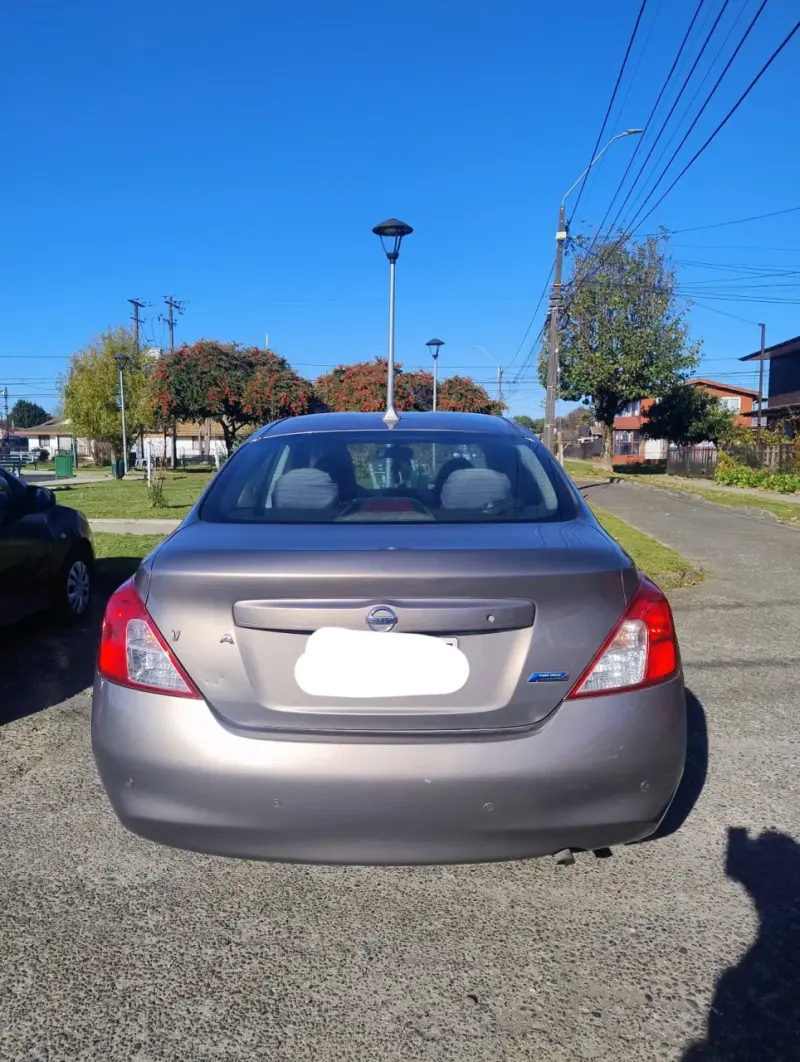 Auto Nissan Versa en buen estado - 2